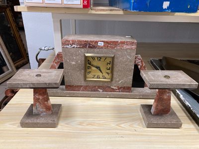 une horloge posée sur une table