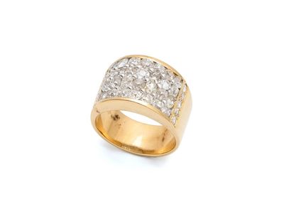 une bague en or avec des diamants sur fond blanc
