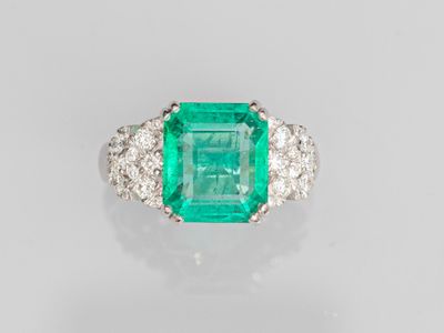 une bague en émeraude et diamant
