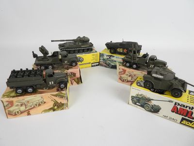 trois véhicules militaires miniatures sont posés sur une boîte