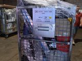 une cage métallique sur laquelle est accrochée une pancarte, dans un entrepôt