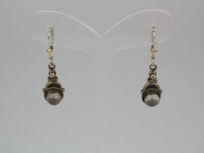 une paire de boucles d'oreilles en argent ornées de perles