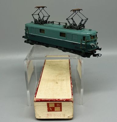 un petit train exposé dans une boîte transparente