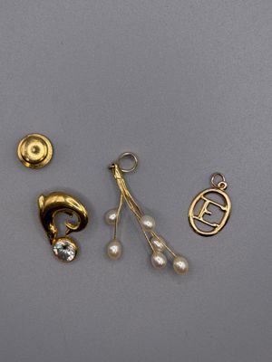 trois paires de boucles d'oreilles à clip en or et perles et une paire de boucles d'oreilles
