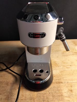 une cafetière posée sur une table en bois