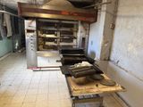 une image d'une cuisine avec beaucoup d'espace de travail