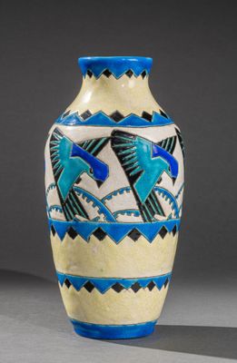 un vase bleu et blanc orné de deux oiseaux