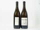 deux bouteilles de vin posées l'une à côté de l'autre sur une table