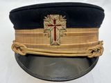 un chapeau orné d'une croix sur fond blanc