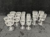 un grand nombre de verres posés sur une table