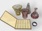 beaucoup de vases en verre et une boîte sur la table
