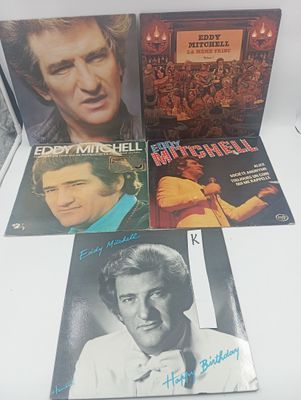 Trois CD de musique variée sont posés sur une table blanche.