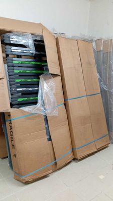 de nombreux cartons empilés les uns sur les autres dans une pièce