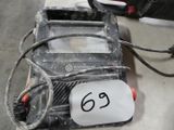 une photo en noir et blanc d'une machine sur laquelle figure le chiffre 63