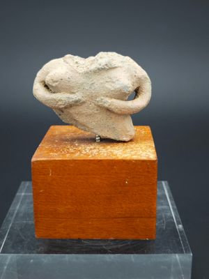 une image représentant une sculpture représentant une tête posée sur un bloc de bois
