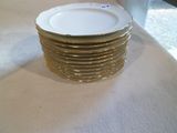 beaucoup d'assiettes empilées sur une table