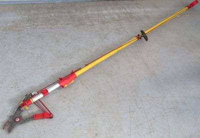 un poteau rouge et jaune posé par terre