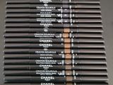 Des crayons à sourcils Chanel sont alignés sur une table