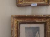 trois tableaux encadrés sur le mur d'une pièce