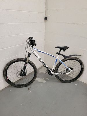 un vélo appuyé contre un mur dans un garage