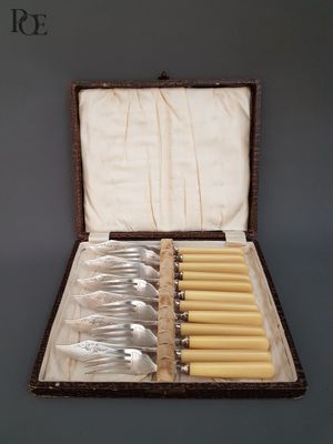 six fourchettes et six cuillères dans un étui marron