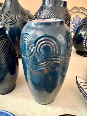 de nombreux vases bleus posés les uns à côté des autres sur une table