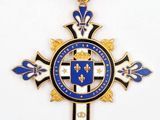une croix bleue et dorée surmontée d'une couronne