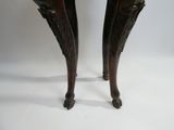 une paire de pieds anciens en bois sculpté, ornés de motifs floraux