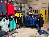 une photo d'une boutique de vêtements où sont exposés de nombreux vêtements