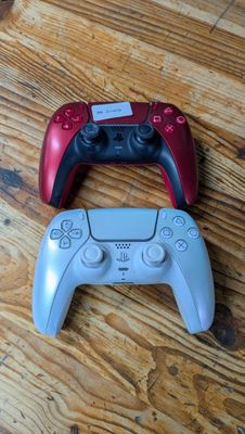 deux manettes de jeux vidéo posées sur une table en bois