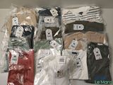 beaucoup de chemises d'hommes emballées dans du plastique