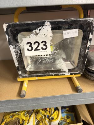 une caisse de bananes posée sur une étagère dans un magasin