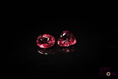 une paire de diamants roses sur un fond noir