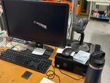 un bureau sur lequel se trouvent un ordinateur et une souris