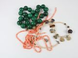 de nombreuses perles et bracelets sur un fond blanc