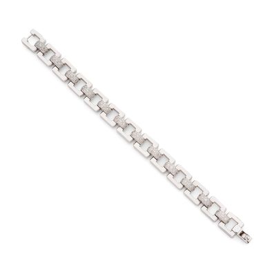 gros plan d'un bracelet en argent sur fond blanc