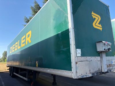 un gros camion vert garé sur un parking