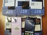 Quatre boîtes de téléphones portables sont posées sur une table, accompagnées d'une étiquette de prix