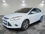 La Ford Focus blanche est garée dans une pièce dont le sol est en damier.