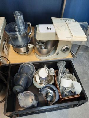 une photo d'un plan de travail de cuisine sur lequel se trouvent un mixeur et d'autres ustensiles de cuisine