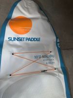 Un paddle, complet avec rames et pompe à gonfler dans son sa… (photo 2)