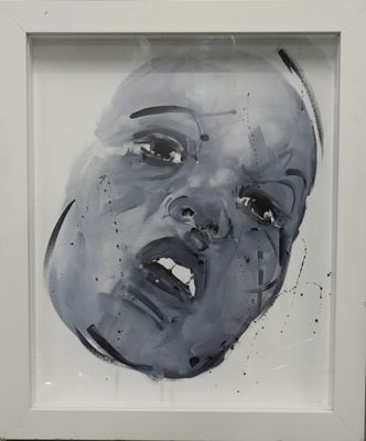un tableau en noir et blanc représentant le visage d'un homme, dans un cadre blanc