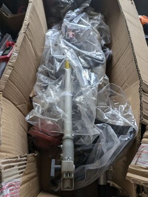 une boîte en carton contenant un certain nombre d'objets