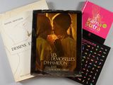 plusieurs livres sont empilés sur une table