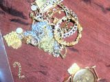 un couteau et plusieurs bijoux posés sur une table