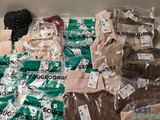 de nombreux types de vêtements différents posés sur la table
