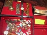 une boîte rouge remplie d'objets divers posée sur un lit