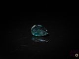 gros plan d'un diamant bleu sur une surface noire
