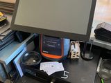 une photo d'un bureau avec un écran et d'autres appareils électroniques