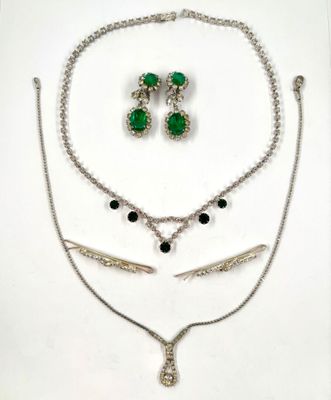 plusieurs bijoux sont exposés sur une surface blanche